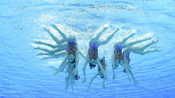 L’équipe de natation artistique chinoise participe à la finale libre par équipe aux Jeux olympiques.