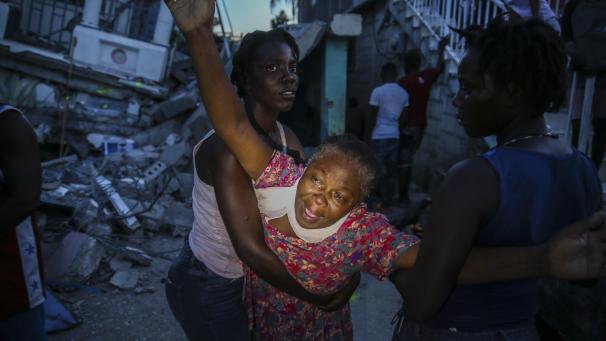 Le violent tremblement de terre à Haïti a fait de nombreuses victimes, laissant les habitants chercher leurs proches dans les décombres.