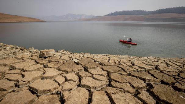 Un kayakiste sur le lac Oroville, où les niveaux d’eau demeurent faibles en raison de la sécheresse persistante, en Californie.