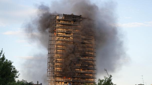 À Milan en Italie, un immeuble résidentiel de 16 étages a pris feu.