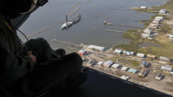 Le président Joe Biden, à bord de l’hélicoptère Marine One, inspecte les dommages causés par l’ouragan Ida.