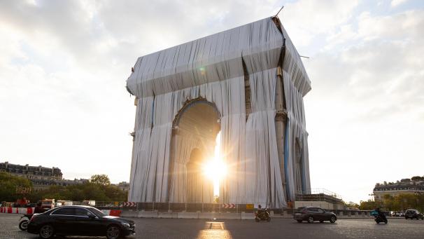 Emballage de l’Arc de Triomphe, à Paris, conçu par le défunt artiste Christo.