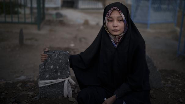 En Afghanistan, une petite fille reste à côté de la tombe de son frère, mort à l’aéroport de Kaboul lors des évacuations américaines.