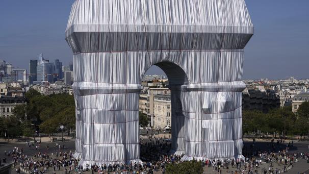 L’Arc de Triomphe à Paris a été recouvert d’un tissu bleu argenté. C’est l’oeuvre de Jeanne-Claude et Christo.