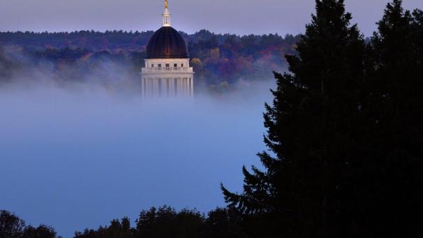 La coupole de la Maison d’État du Maine sort d’un banc de brouillard.