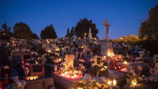 En Hongrie, les tombes sont illuminées de bougies pour les fêtes de la Toussaint.