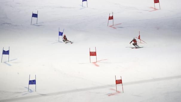 L’Autrichien Christian Hirschbuehl et le Norvégien Henrik Kristoffersen s’affrontent lors d’une épreuve de ski alpin en Autriche.