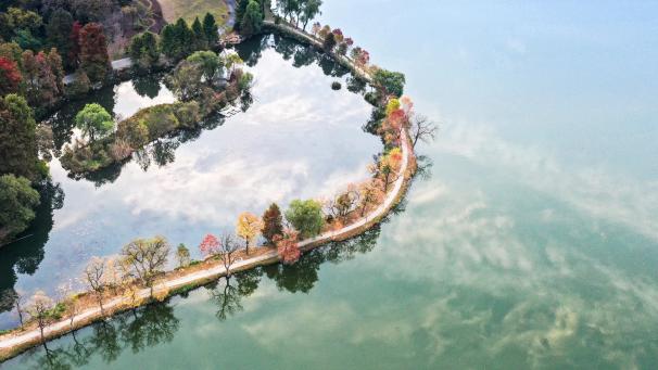 Vue du parc du lac Qianhu à Nanjing, dans la province du Jiangsu, à l’est de la Chine.