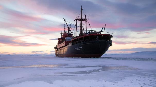 Le navire de recherche et d’expédition Mikhail Somov coincé dans la glace dans le détroit de Vilkitsky entre la Russie continentale et l’archipel de Severnaya Zemlya dans l’océan Arctique.