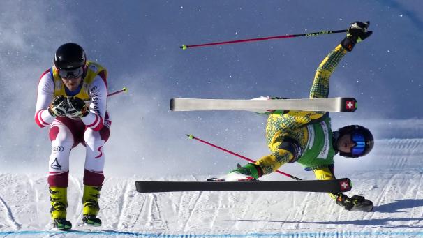 Le skieur allemand, Tobias Mueller tombe lors de la finale du FIS Ski Cross World Cup.