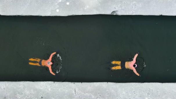 De nageurs s’entraînent dans un couloir d’eau glacée en Russie.
