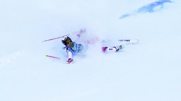 En suisse, la sportive Wendy Holdener a chuté quelques mètres avant la ligne d’arrivée durant une épreuve de slalom.