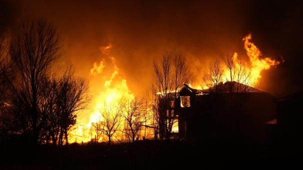 Des maisons brûlent à cause de feux de forêt aux Etats-Unis.
