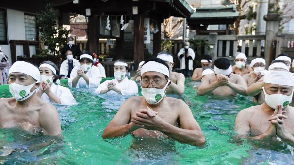 À Tokyo, des participants prient dans l’eau gelée lors d’une cérémonie de purification pour la nouvelle année.