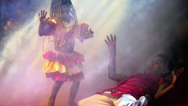 Au Paraguay, les enfants participent aux célébrations et aux danses pour honorer Saint Balthazar, l’un des trois rois mages lors de l’Épiphanie.