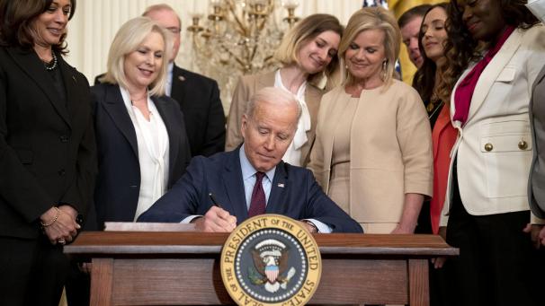 Aux États-Unis, Joe Biden a signé une loi pour mettre fin à l