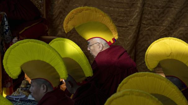 Des moines tibétains se rassemblent pour prier le début de leur nouvelle année.