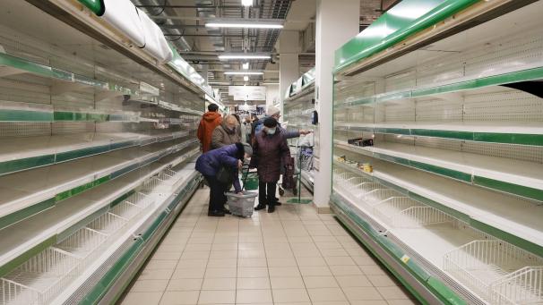 À Saint-Pétersbourg des magasins enregistrent déjà des pénuries à cause des achats précipités des habitants.