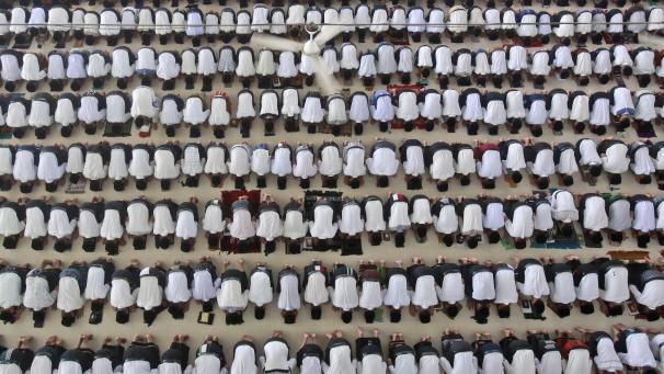 En Indonésie, les étudiants observent la prière du midi pendant le ramadan.