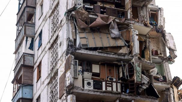 Un immeuble est éventré après une attaque à Marioupol en Ukraine.
