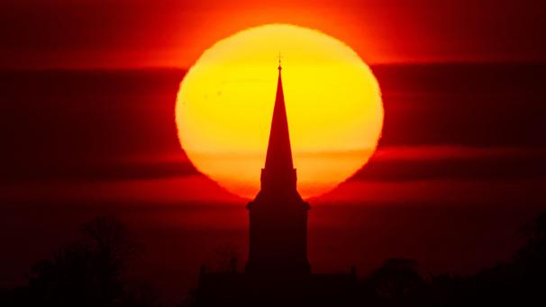 Lever de soleil derrière l’église St Mary’s à Garforth, au Royaume-Uni.
