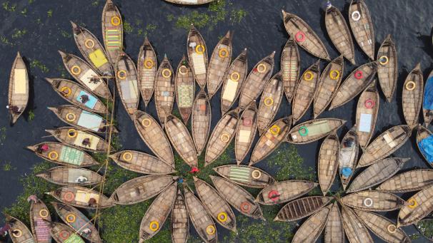 Vue aérienne de bateaux en bois au Bangladesh.