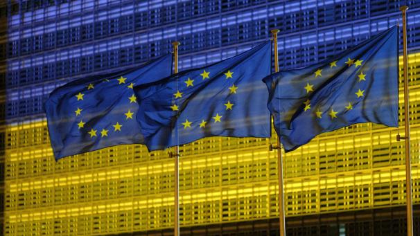 La façade de la Commission européenne s’est illuminée aux couleurs de l’Ukraine.