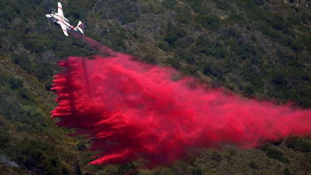 Un avion largue un ignifuge à Laguna Niguel, en Californie pour lutter contre les feux de forêt.