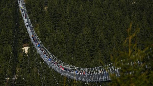 Les visiteurs traversent le plus long pont suspendu au monde à Dolni Morava, en République Tchèque.