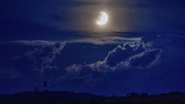 Une éclipse lunaire vue depuis de Francfort, en Allemagne, le lundi 16 mai 2022.