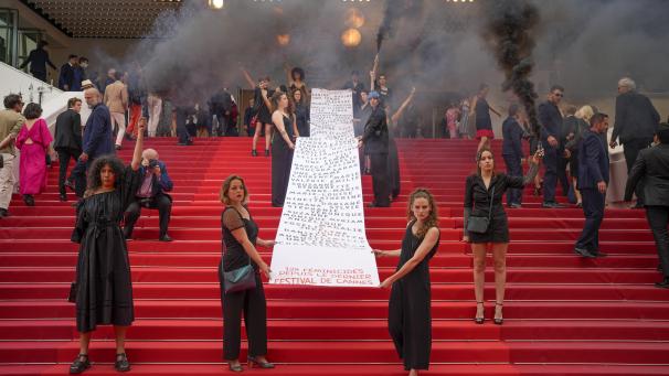 Moment fort au festival de Cannes : une liste de femmes qui ont perdu la vie suite à des féminicides.
