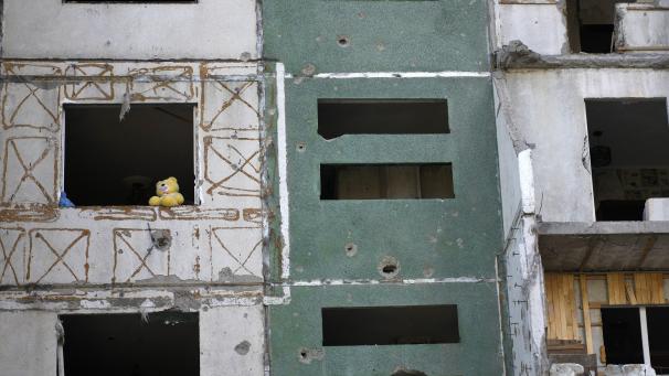 Un ours en peluche est vu sur un bâtiment détruit par des attentats à Tchernihiv, en Ukraine.