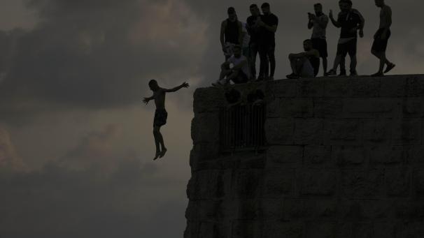 Des jeunes se retrouvent au mur de la vieille ville d’Acre pour l