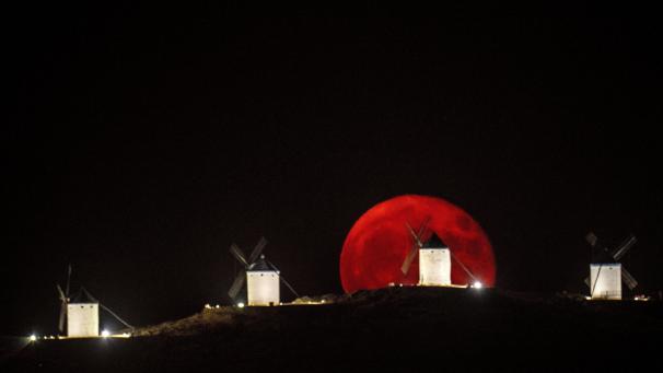 La pleine lune se lève à Consuegra, en Espagne.