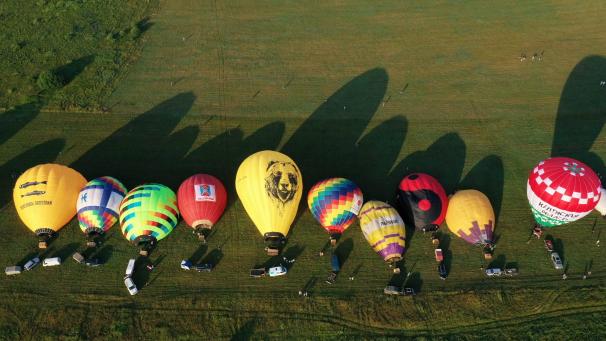 Les montgolfières sont préparées pour un vol lors du 21e Festival de montgolfières en Russie.