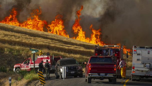 Les pompiers de Walla Walla luttent contre un feu de blé massif.