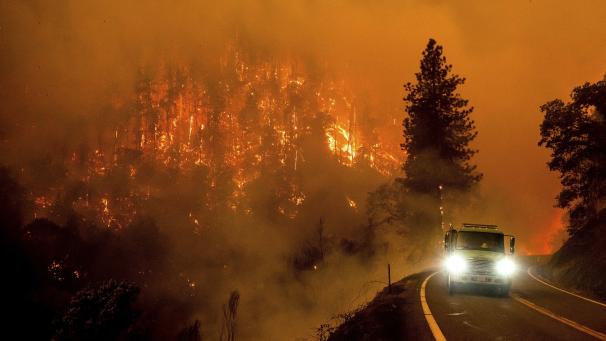Un camion de pompiers longe la California Highway 96 alors que la forêt nationale de Klamath est en feu.