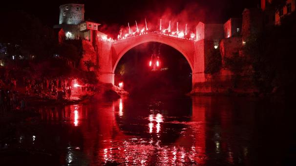 Spectacle nocturne dans le cadre de la compétition annuelle de haute plongée à Mostar, en Bosnie.