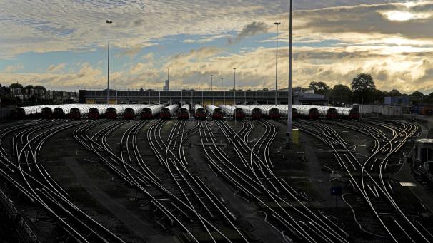 Les trains de la ligne Piccadilly sont dans leur dépôt, les membres du syndicat des chemins de fer font la grève à Londres.