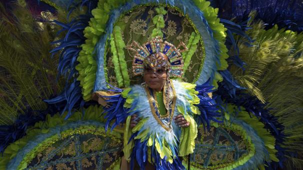 Une participante en costume se promène lors de la West Indian Day Parade, le lundi 5 septembre 2022, dans le quartier de Brooklyn à New York.