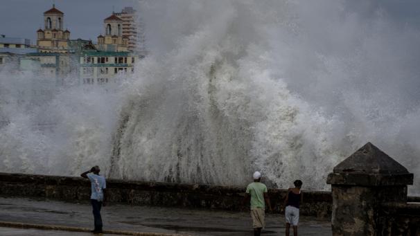 D’énormes vagues s’écrasent contre une digue à la suite de l’ouragan Ian à La Havane, à Cuba.