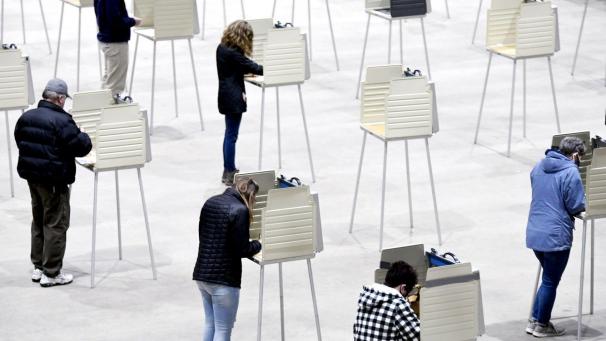 Les électeurs déposent leur bulletin de vote dans l