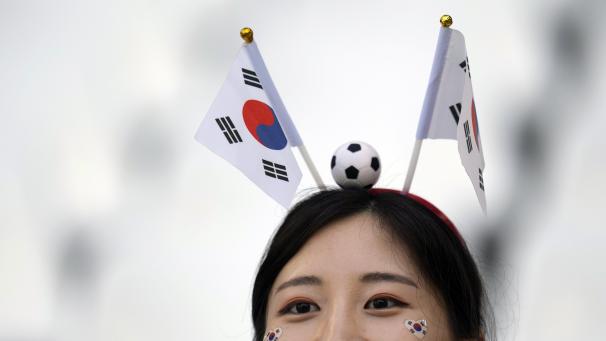 Une fan sud-coréenne attend le début du match de football de la Coupe du monde entre l