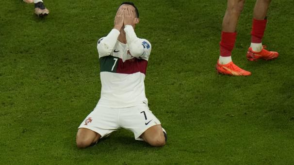 Cristiano Ronaldo en larmes après la défaite du Portugal face au Maroc lors du quart de finale de la Coupe du monde de football.