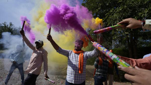 Des partisans du Bharatiya Janata party (BJP) célèbrent la victoire du parti aux élections de l