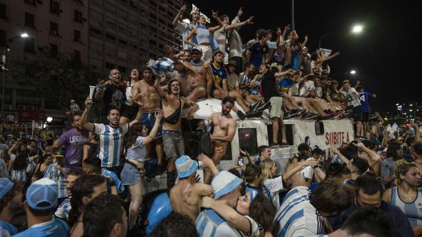 Les supporters argentins fêtent la victoire de leur pays à la Coupe du monde de football, au Qatar, dimanche 18 décembre 2022.