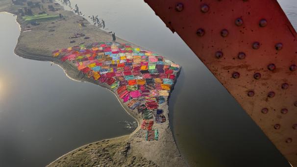 Des lavandières mettent leurs vêtements à sécher sur les rives du Gange, en Inde, le samedi 17 décembre 2022.