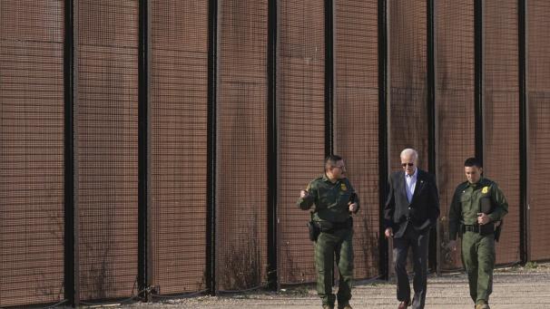 Le président Joe Biden marche avec des agents de la patrouille frontalière le long d