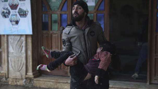 Un Syrien transporte une jeune fille morte, dans la ville d