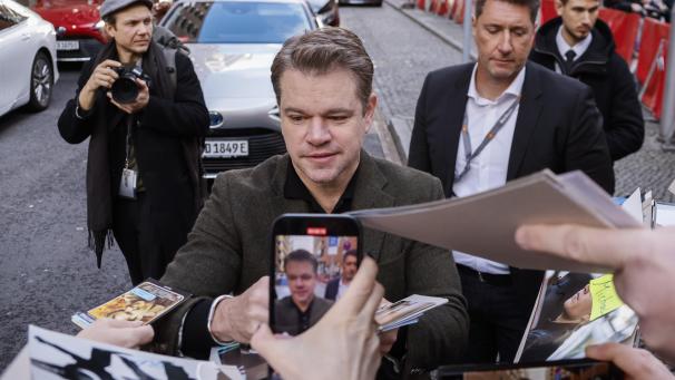 Matt Damon signe des autographes à son arrivée à la séance de photos pour le film «Kiss The Future» lors du Festival international du film «Berlinale», en Allemagne.